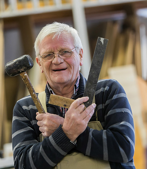 Tischler mit Werkzeugen Tischlerei Fork Bocholt
